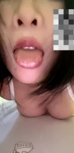 【章哥经典】声音嗲嗲的骚的不行，阿黑颜翻白眼表情诱惑。舌头诱惑，女生