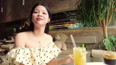 街头搭讪粉嫩白虎嫩妹肆意玩穴汁水都被逗出来了